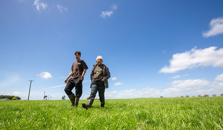 2 people walking through a field